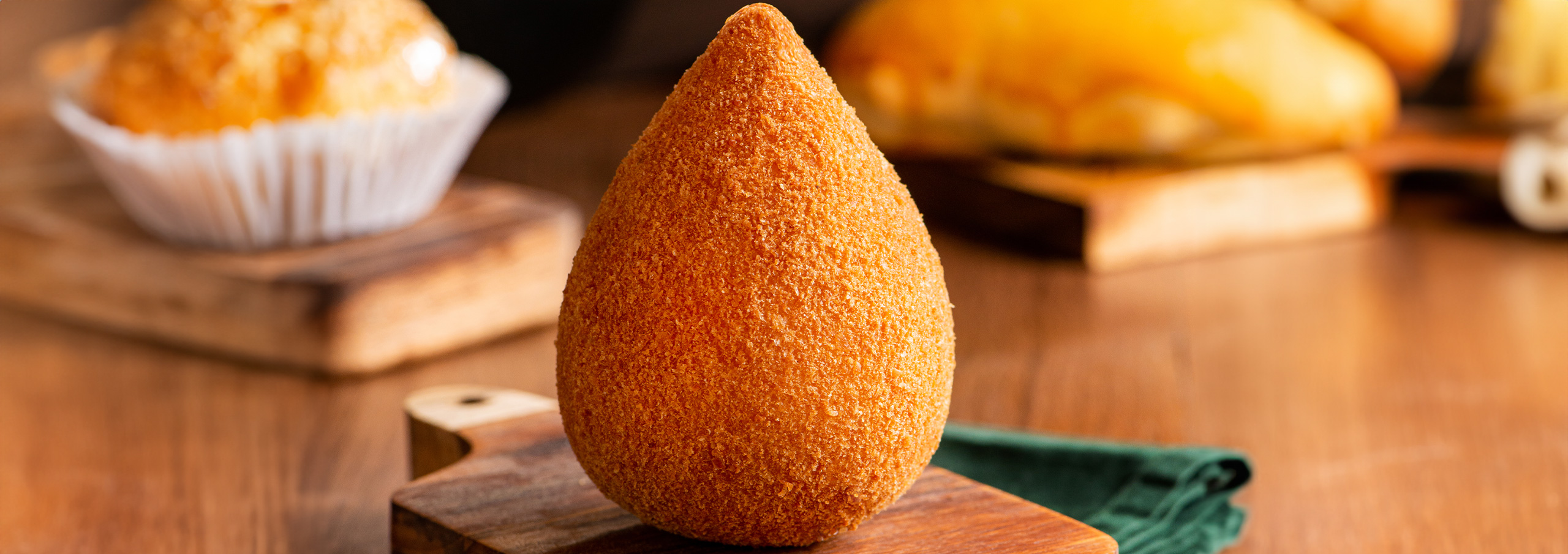 Coxinha dourada preparada para servir
